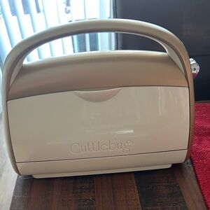Anna Griffen Cuttlebug Die Cutting Machine in Cream and Tan